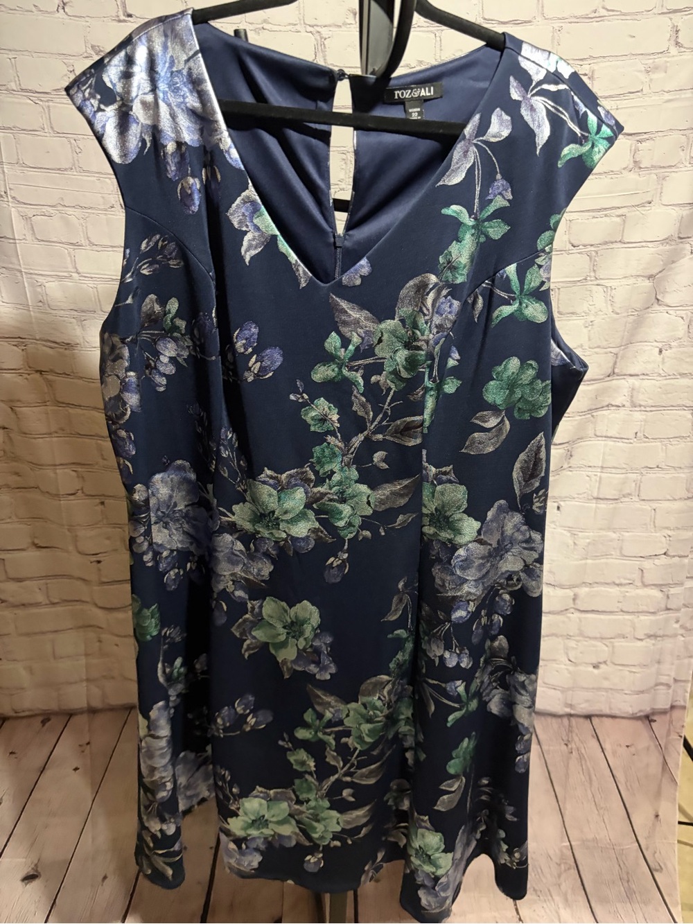 Roz & Ali Navy Metallic Floral Sleeveless V-Neck Sheath Dress💙